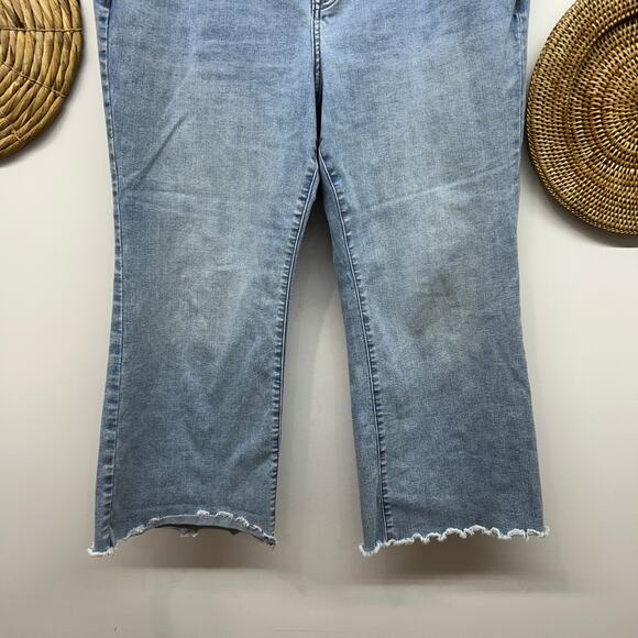 Lane Bryant Mid Rise Cropped Flare Jeans Plus Size 20 Flex Magic Waistband - Picture 4 of 6